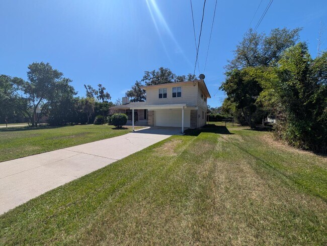 Building Photo - 2834 Woodland Dr