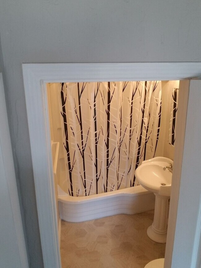 Building Photo - Very nice 1 bed 1 bath house on Columbia