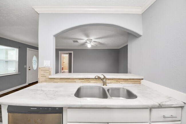 Building Photo - 6817 Anderson St