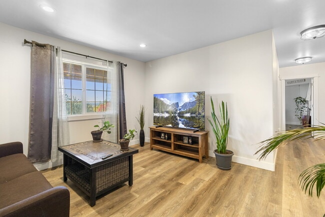 Building Photo - Beautiful, Spacious, Damascus Home with Incredible Views