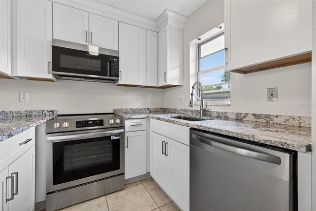 Building Photo - 7540 Bay Island Dr S
