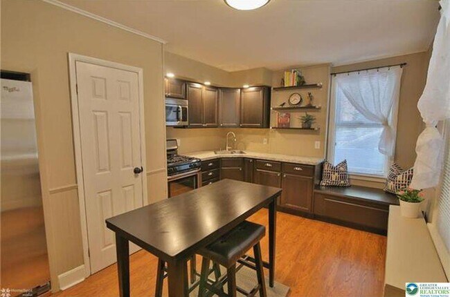 Building Photo - 325 N Eighth St