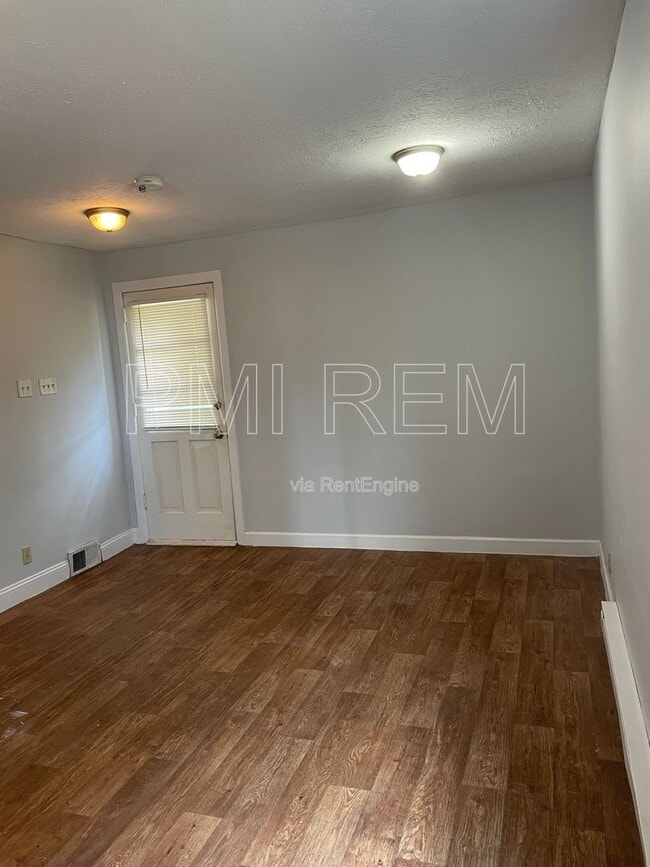 Building Photo - 2876 Hudson Dr