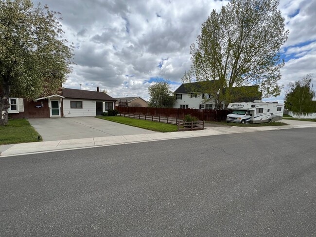 Building Photo - 1 Bedroom 1 Bath Townhouse in Great Neighborhood
