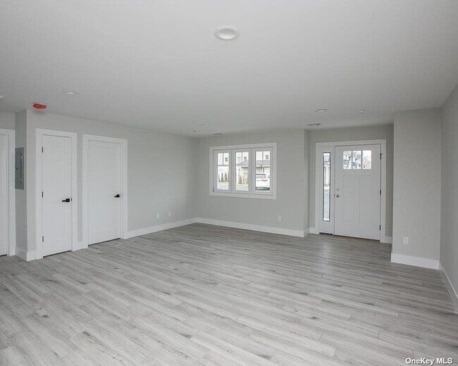 Building Photo - 170 W Montauk Hwy
