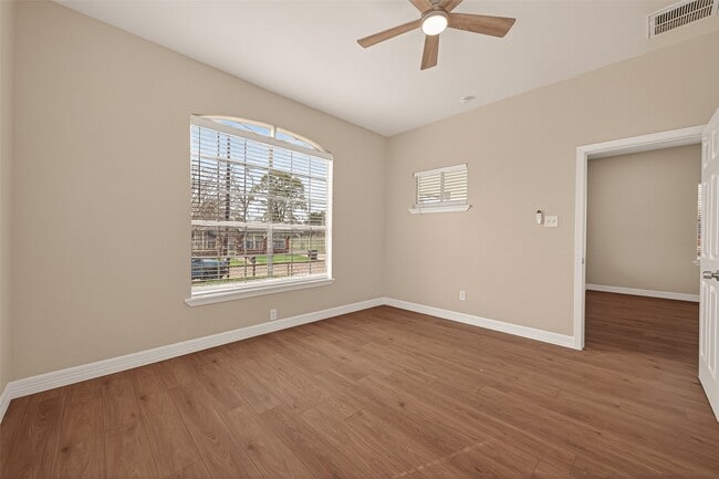 Building Photo - 7927 Brays St