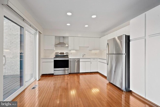 Building Photo - 2006 Lakebreeze Way