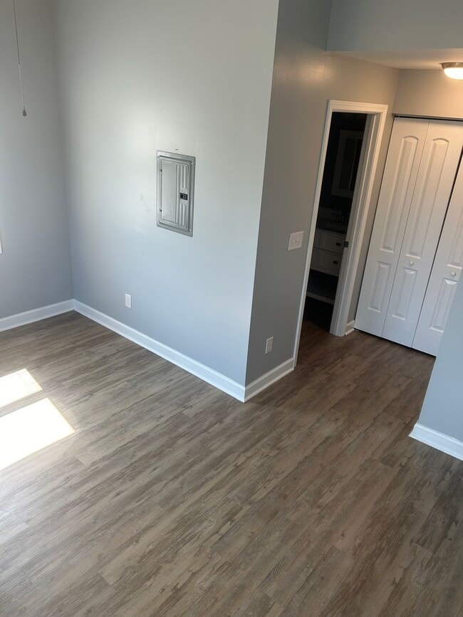 Building Photo - MOVE IN NOW OCTOBER RENT FREE - Cute One B...