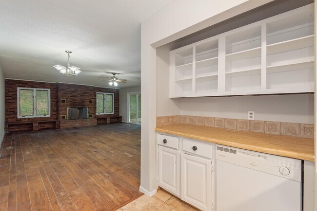 Building Photo - 7201 Dogwood Dr SW