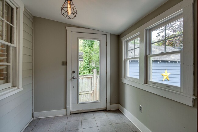 Building Photo - Welcome to your perfect rental in the hear...