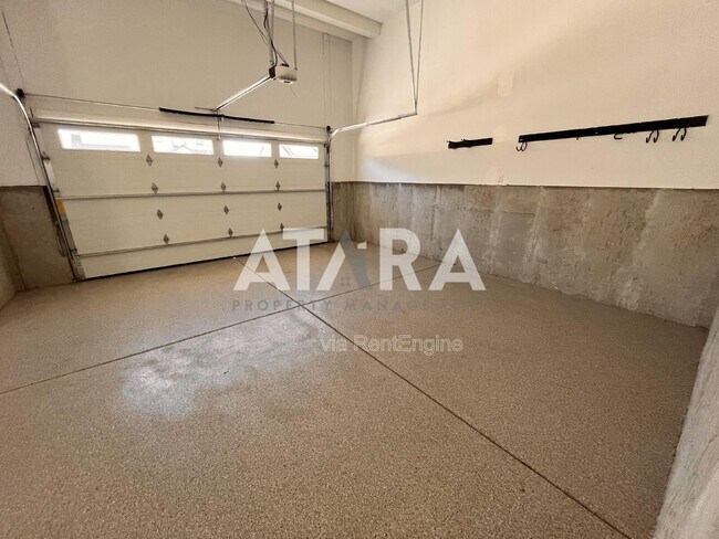 Building Photo - 909 Sagehill Dr