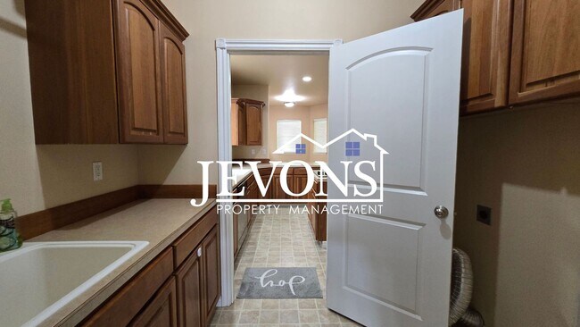 Building Photo - Open House viewings every Tuesday and Friday at 12:00 PM.