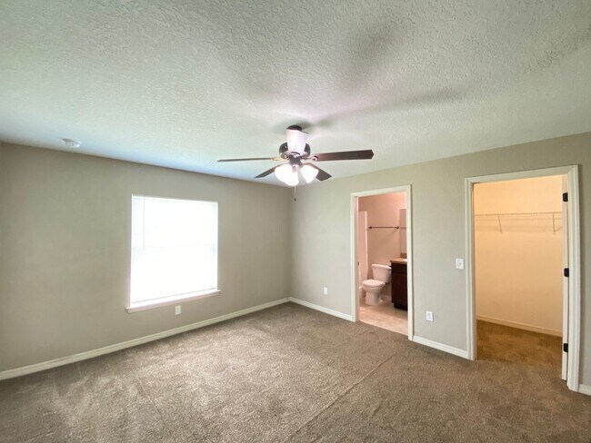 Building Photo - 16618 SW 31st Cir