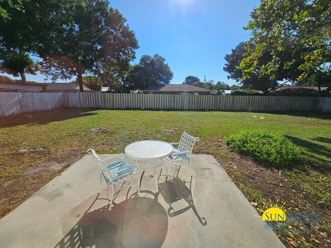 Building Photo - Great 3 Bedroom Home in Destin