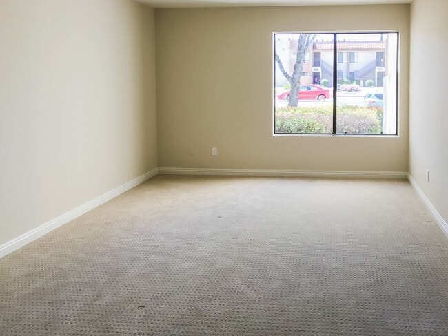 Building Photo - Beautiful Upgraded 2 Bed, 2 Bath with Private Patio!