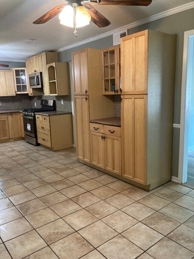 Kitchen - 1704 W Birge St