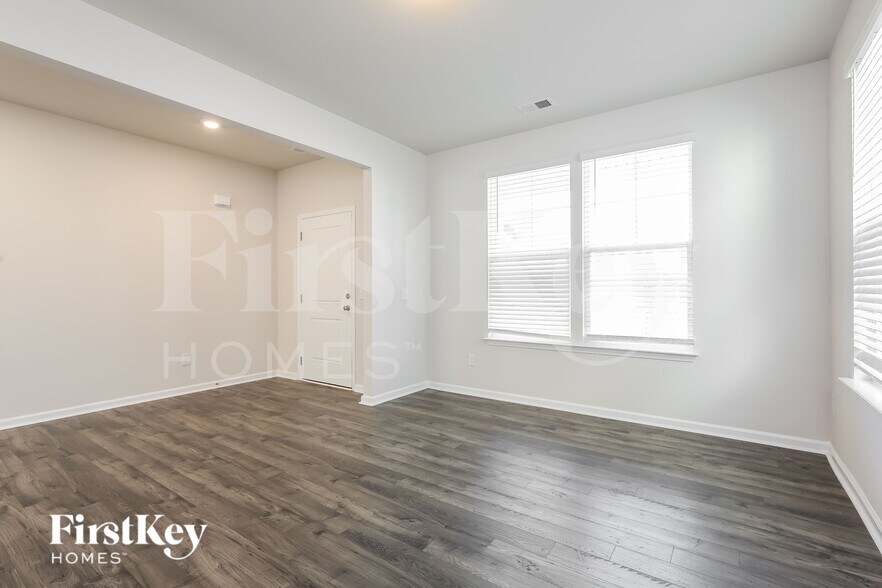 Building Photo - 566 Hillpark Ln