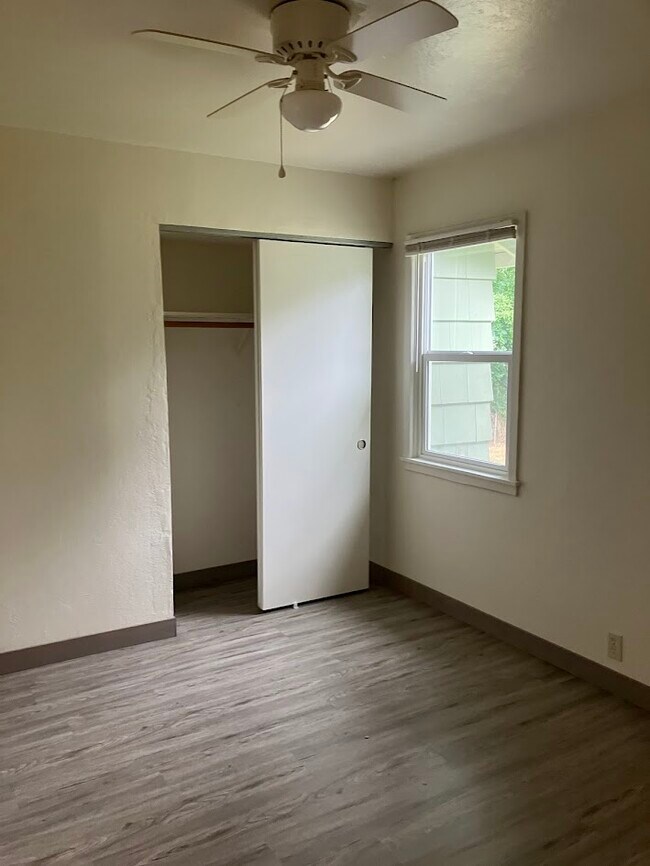Building Photo - 1581 Cloverlawn Dr