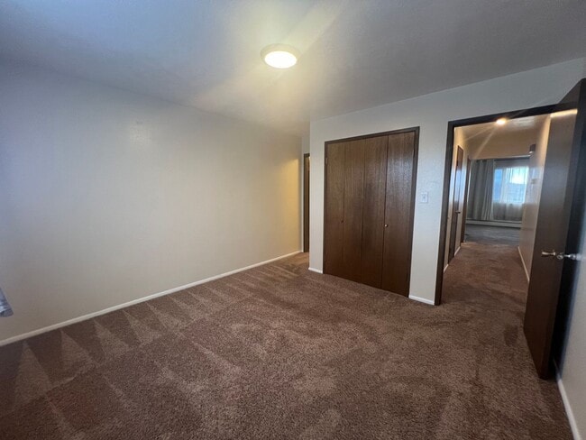 Building Photo - Extra Large 2 bedroom 1.5 Bath Centrally Located Large Apartment