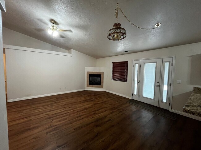 Building Photo - Cozy Private Pet Friendly Home!!