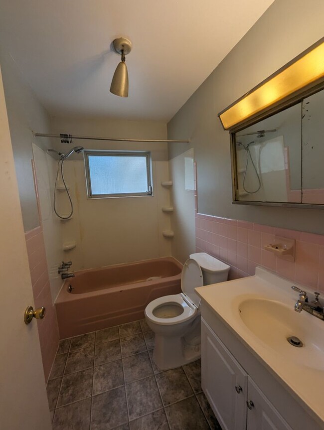 Building Photo - Nicely sized 2 Bedroom in Beverly Hills