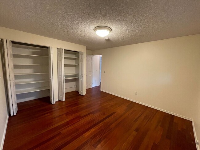 Building Photo - 10800 Lathrop Ln NW