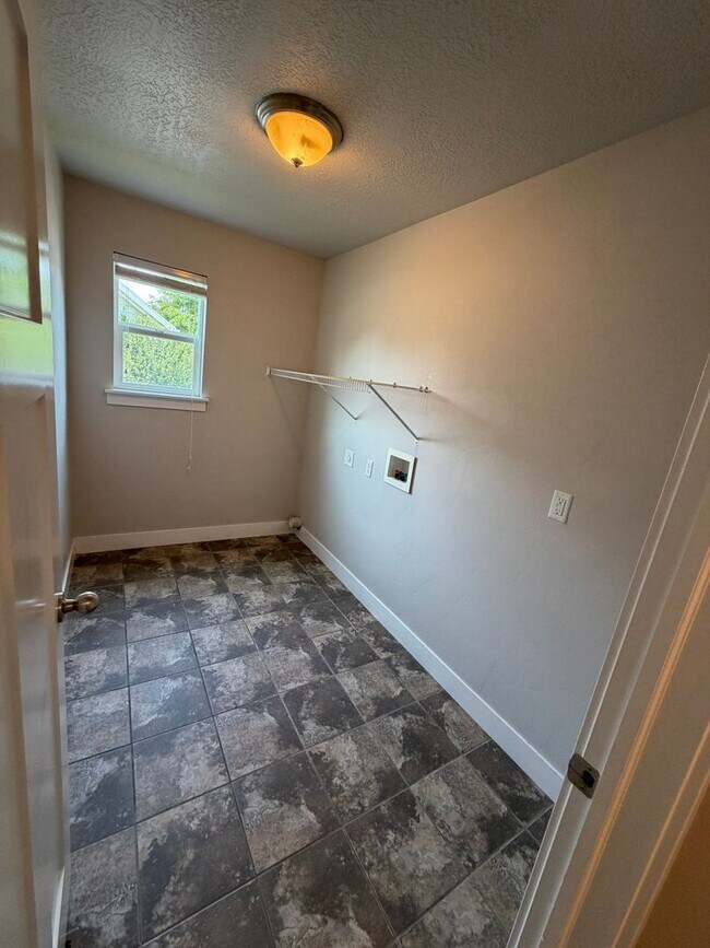 Building Photo - Spacious 6-Bedroom Home for Rent in Lehi