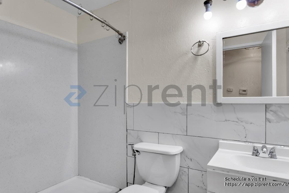 Building Photo - 1659 Knickerbocker Dr