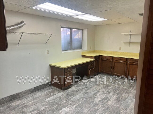 Building Photo - 270 Country Club Dr