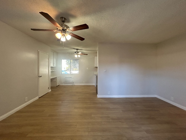 Building Photo - 409 N Los Robles Ave