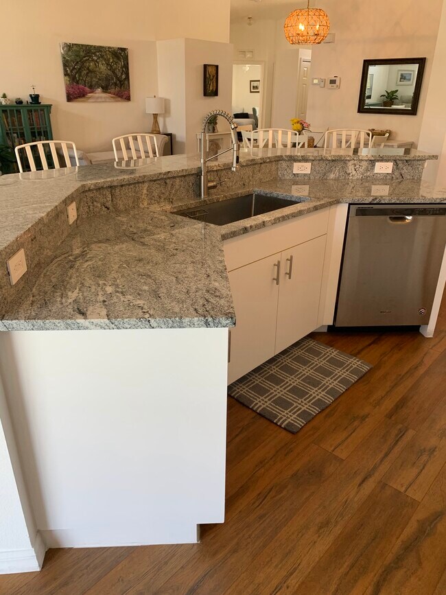 Building Photo - 993 E 13th Sq