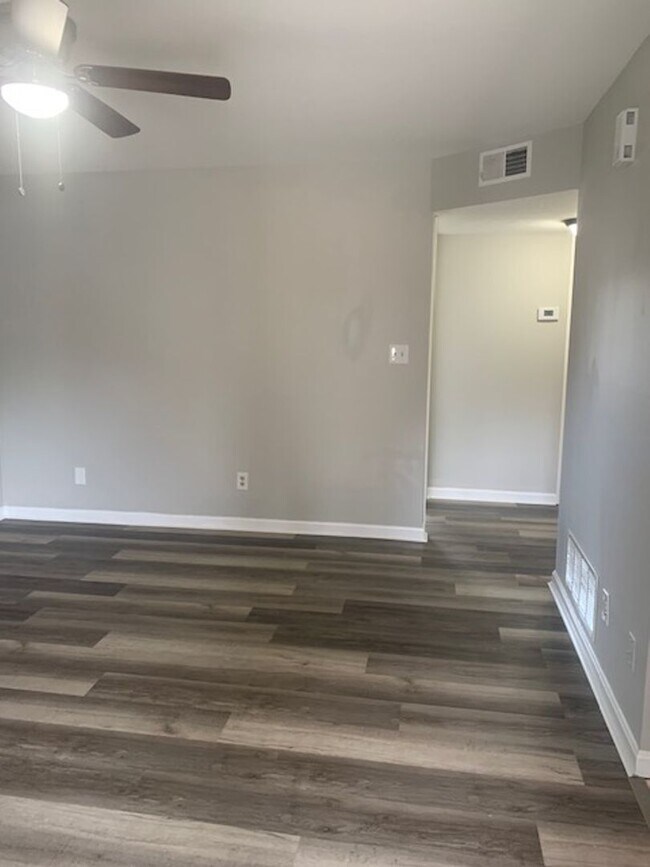 Building Photo - Newly Renovated Unit