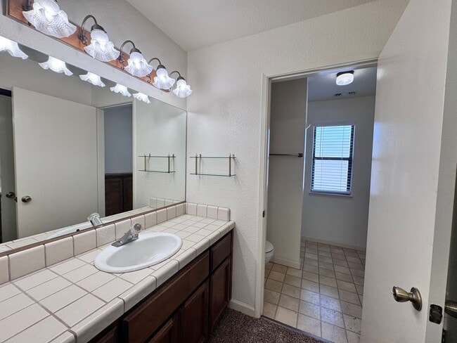 Building Photo - Cozy upstairs Condo in Auburn. Pets welcome!!