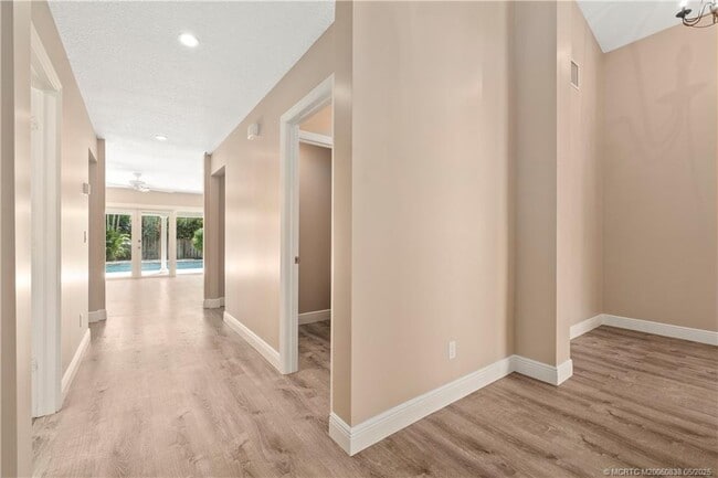 Building Photo - 4590 SE Glen Ridge Trail