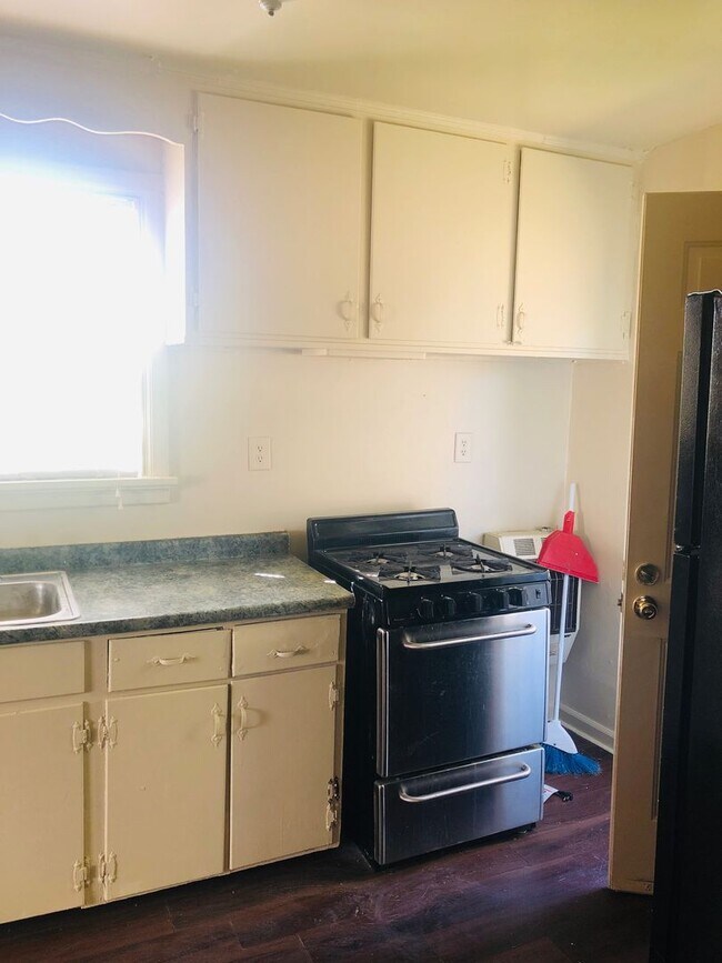 Building Photo - Adorable 3 bdrm/1bath House with Huge Back...