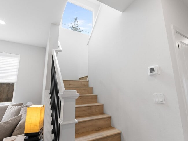 Building Photo - Light-Filled w/ Modern Finishes - 3?Bed / ...