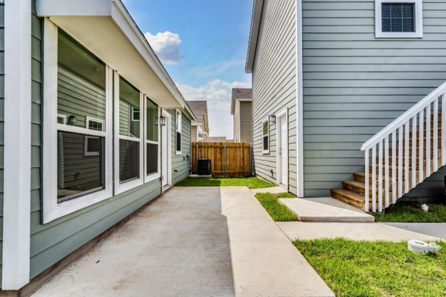 Building Photo - 1628 Arbor Knot Dr