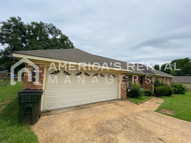Building Photo - Great Home for Rent in Tuscaloosa, AL with a FENCED IN YARD! Available to View Now!!!