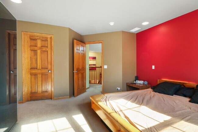 Building Photo - Spacious 3-Bedroom Townhouse with Main-Flo...