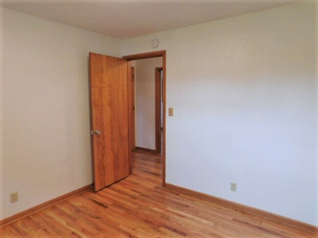 Building Photo - 3Bd/1.5Ba Single Story House - Available S...