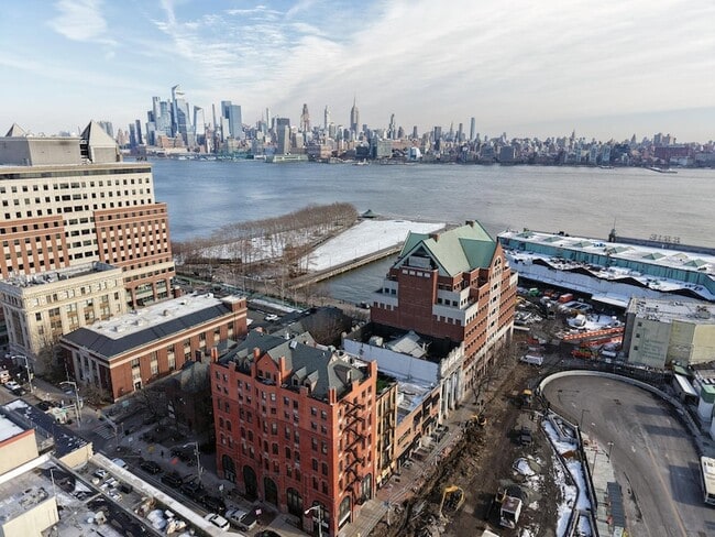 Building Photo - 77 River St