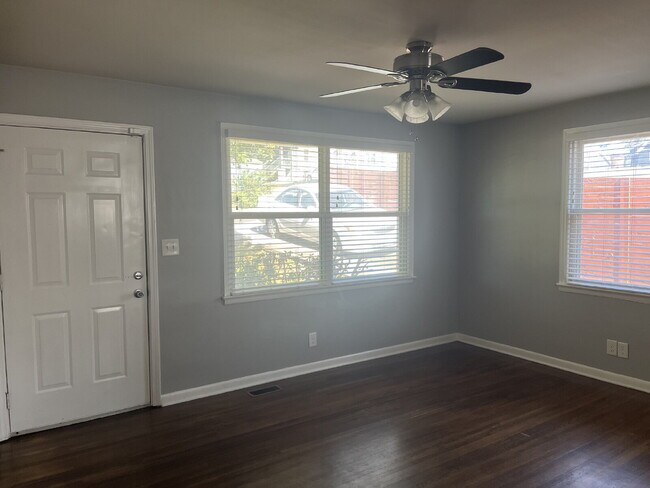 Building Photo - Charming 2 Bed, 1 Bath Nashville Rental - Prime Location on Lenore Street! FENCED BACK YARD!