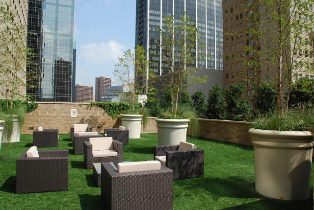 Building Photo - Downtown condo with roof top pool & concie...