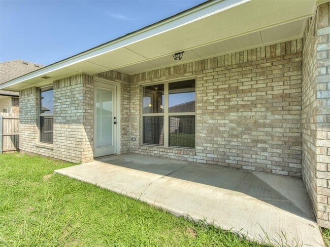 Building Photo - 644 Laurel Grv