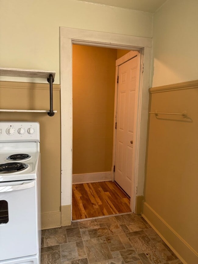 Building Photo - 1231 W College Ave