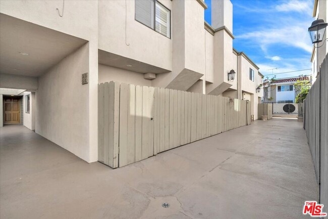 Building Photo - 2909 Arizona Ave