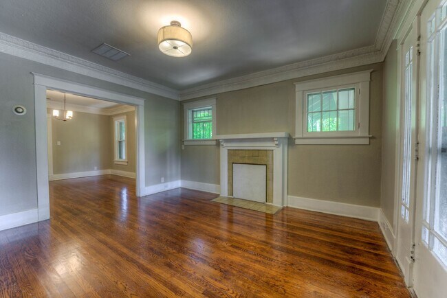 Building Photo - Updated 3 bed/1 bath - walk to Crosstown Concourse