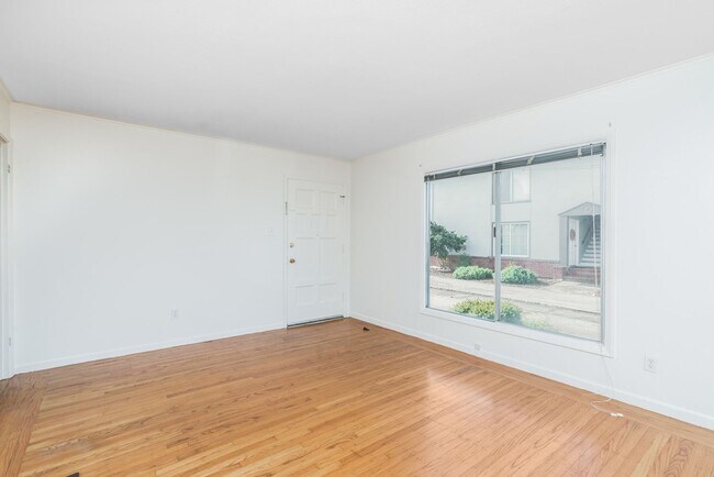 Building Photo - 1572 Buena Vista Ave