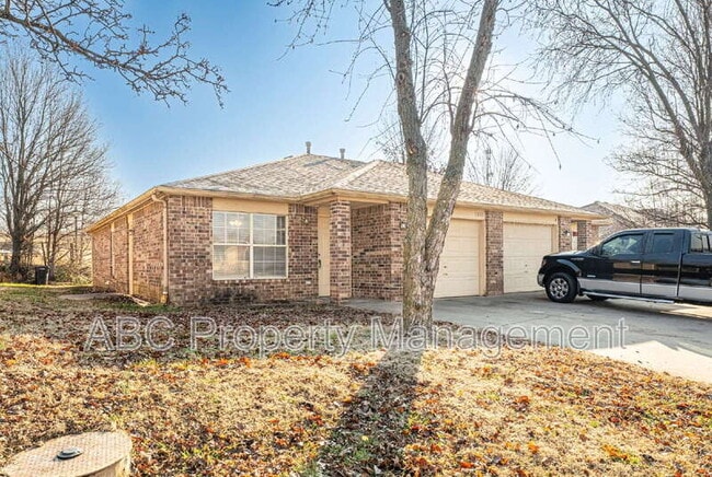 Building Photo - 5803 Samantha St