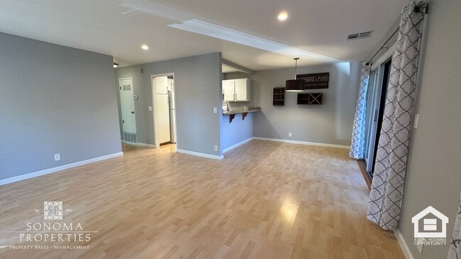 Building Photo - Updated Downtown Sonoma Condo!